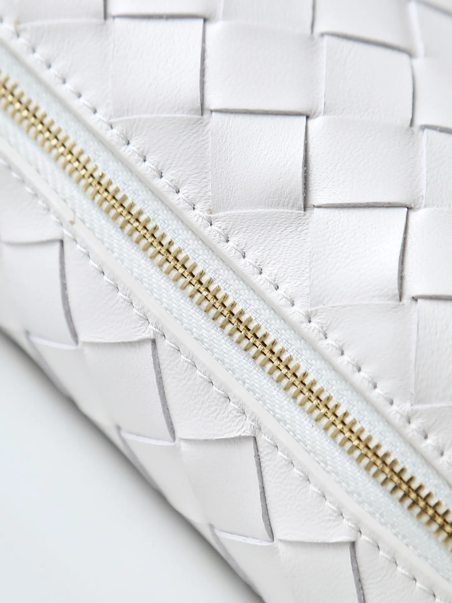 Batch 1300. 𝗕𝗼𝘁𝘁𝗲𝗴𝗮 𝗩𝗲𝗻𝗲𝘁𝗮———— The latest version of the loop camera bag💥 at the BV King of Cost-Effectiveness counter, large woven texture➕As always, ultra-high-quality lambskin, with zippers and adjustable drawstrings, it is especially suitable for the belly💫It can fit anything, and it is very light in weight. It is suitable for girls of all ages. Size: 17*10*6 Style number: 680254